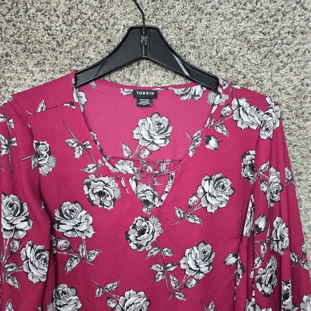 Torrid Top Womens 00 US 10 Burgundy Floral Print Semi Sheer Keyhole Neck‎ Blouse